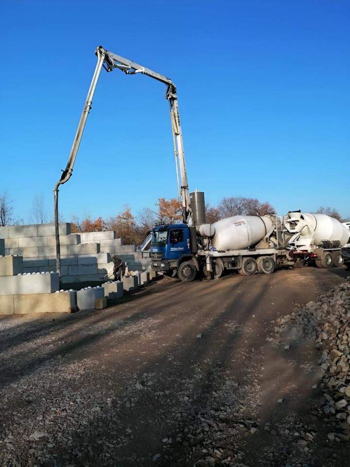 Déchargement béton sur chantier Auvergne-Rhône-Alpes
