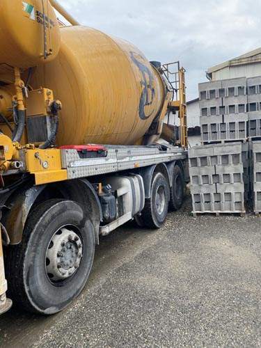 Blocs de béton sur chantier Auvergne-Rhône-Alpes